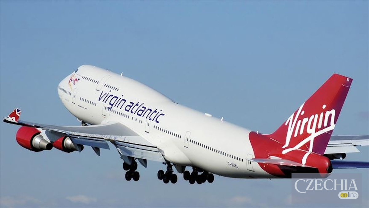 Літак авіакомпанії Virgin Atlantic набирає висоту на тлі синього неба. Ілюстративне фото.