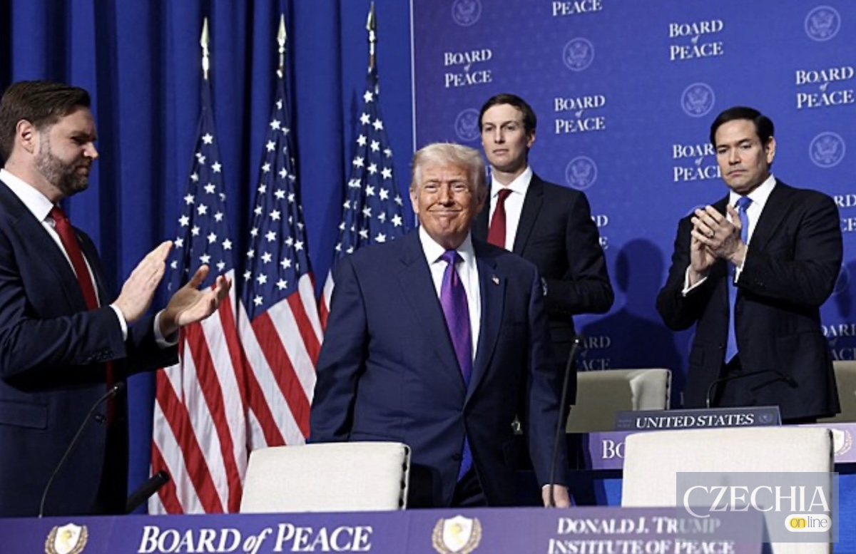 Дональд Трамп та Марко Рубіо Дональд Трамп та Марко Рубіо на офіційному заході на тлі прапорів США. Підпис до фото: Американське керівництво вкрай незадоволене тим, що європейські партнери відмовляються допомагати їм на Близькому Сході. Фото: AP