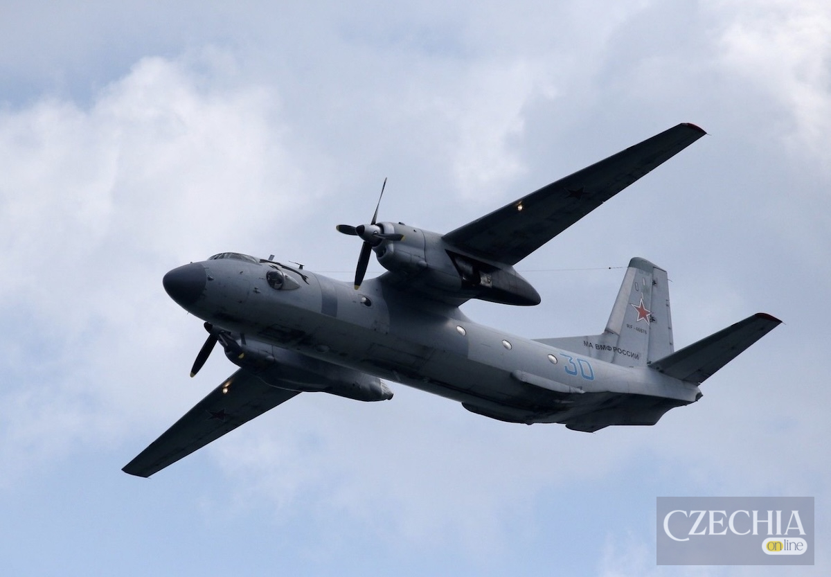 Російський військово-транспортний літак Ан-26 у польоті на тлі хмар. Ілюстративне фото.