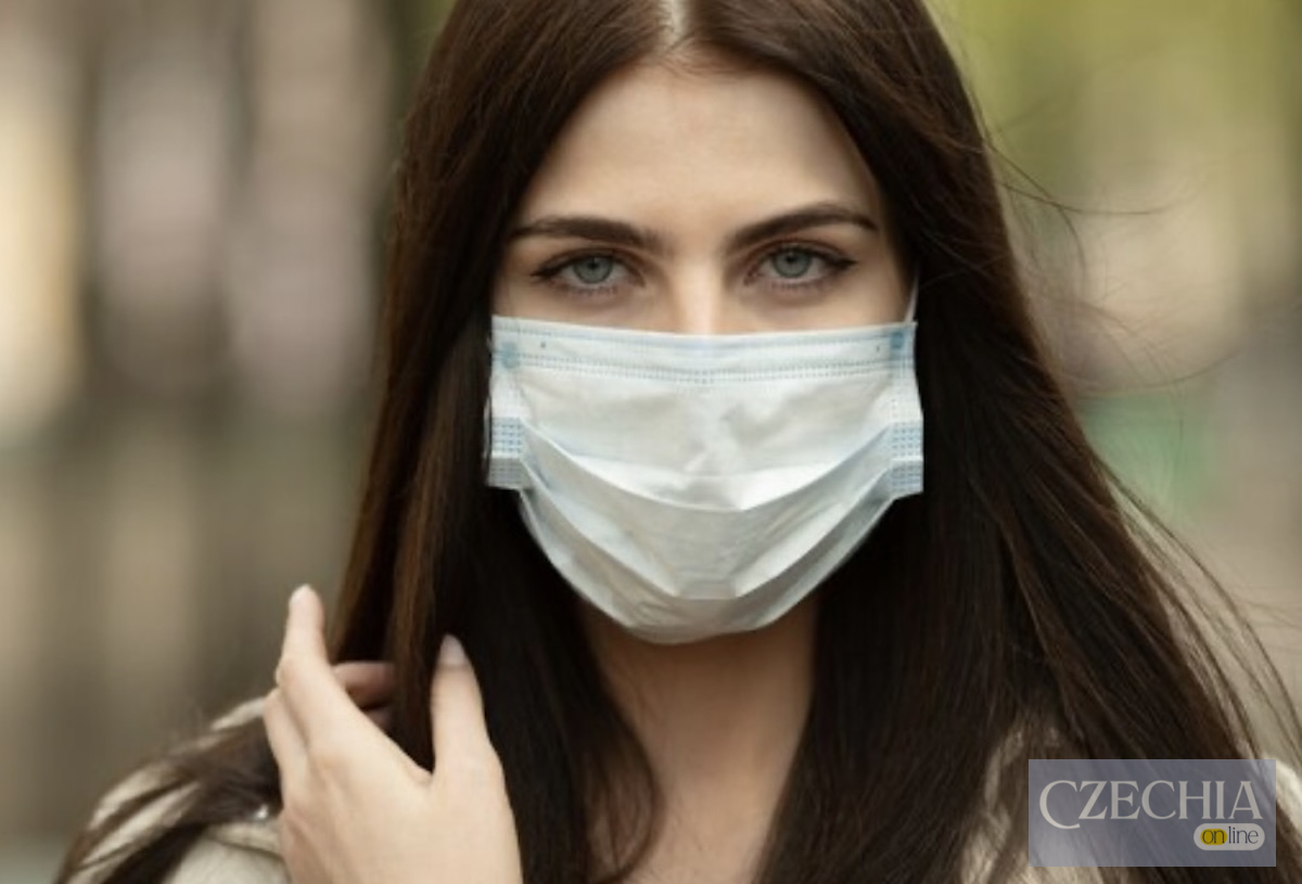 Захисна медична маска Жінка в одноразовій медичній масці дивиться в об'єктив. Ілюстративне фото.