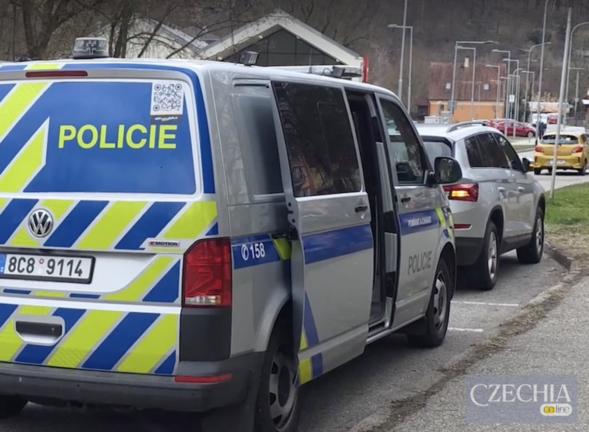 Службовий мікроавтобус чеської поліції з відчиненими дверима на місці затримання злочинця.