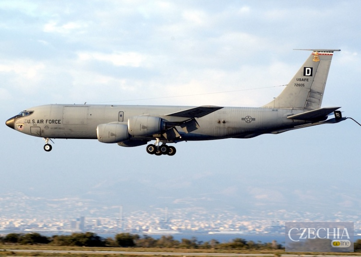 Військовий літак-заправник KC-135 ВПС США у польоті на тлі міського пейзажу. Ілюстративне фото.