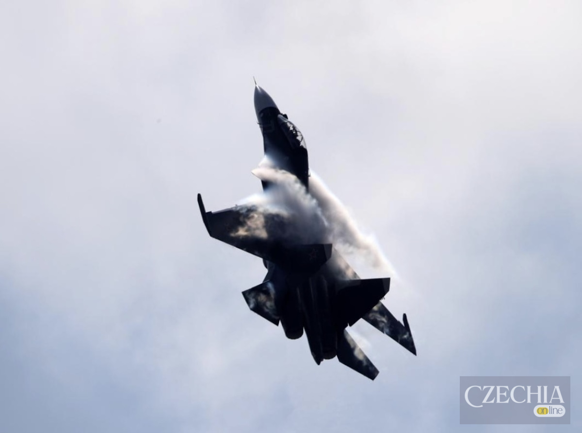Російський бойовий літак Су-30 під час польоту залишає конденсаційний слід у небі.