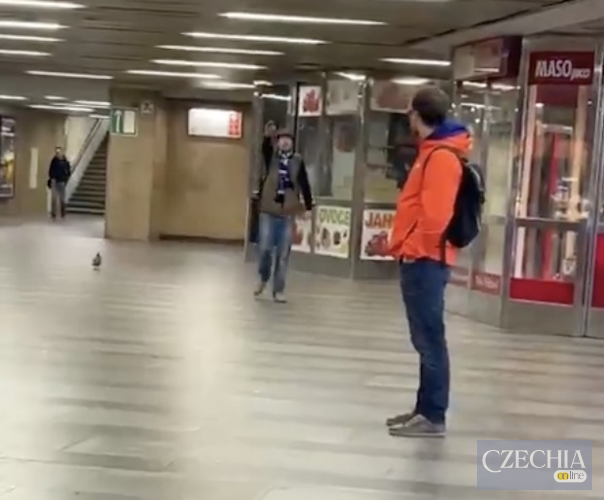 Чоловік у празькому метро робить нацистський жест.