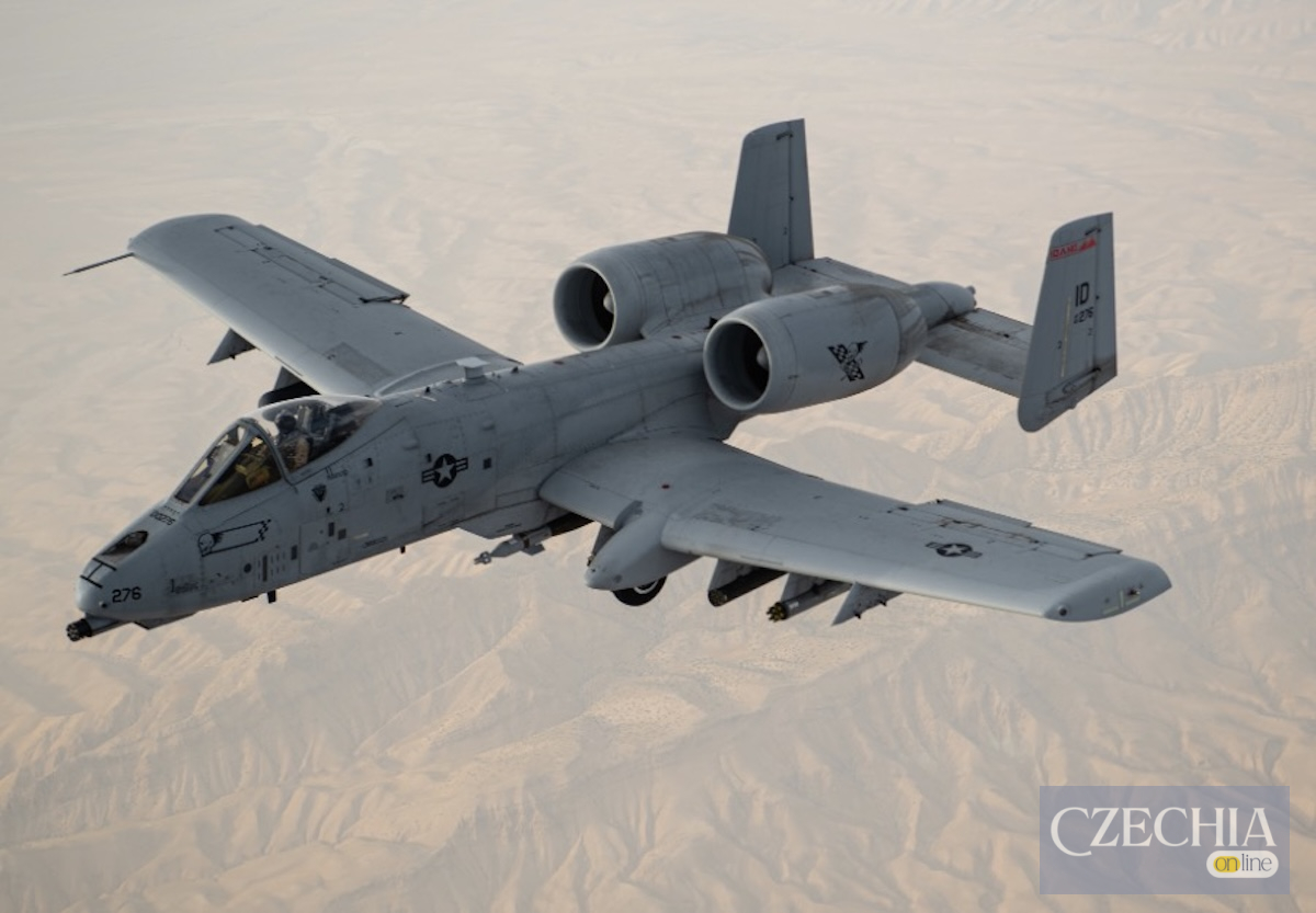 Бойовий літак A-10 Warthog ВПС США виконує політ над пустелею. Ілюстративне фото.