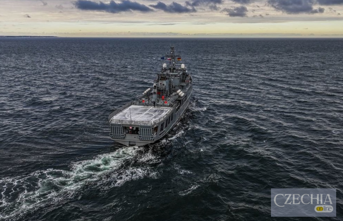 Військово-морське судно йде хвилями Балтійського моря на тлі хмарного неба.