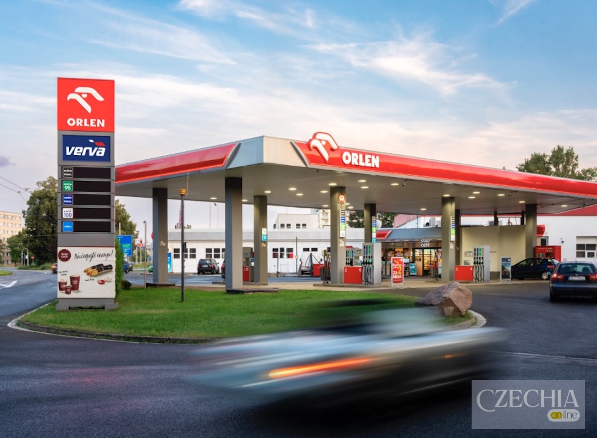 Заправна станція Orlen вдень, повз яку на швидкості проїжджає автомобіль. Ілюстративне фото.