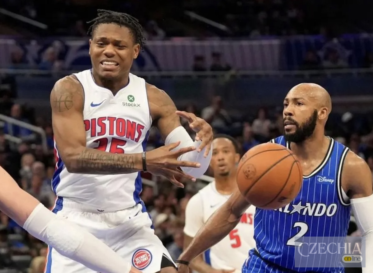 Гравці команд Орландо Меджик та Детройт Пістонс у боротьбі за м'яч під час гри.