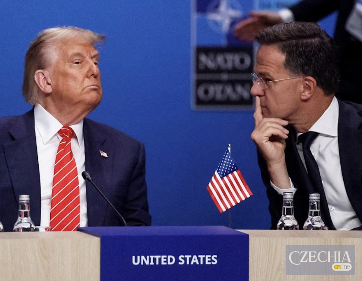 Дональд Трамп та Марк Рютте сидять за столом з табличкою Сполучених Штатів під час офіційної зустрічі на тлі логотипа НАТО. Матеріал про конфлікт між США та європейськими союзниками.