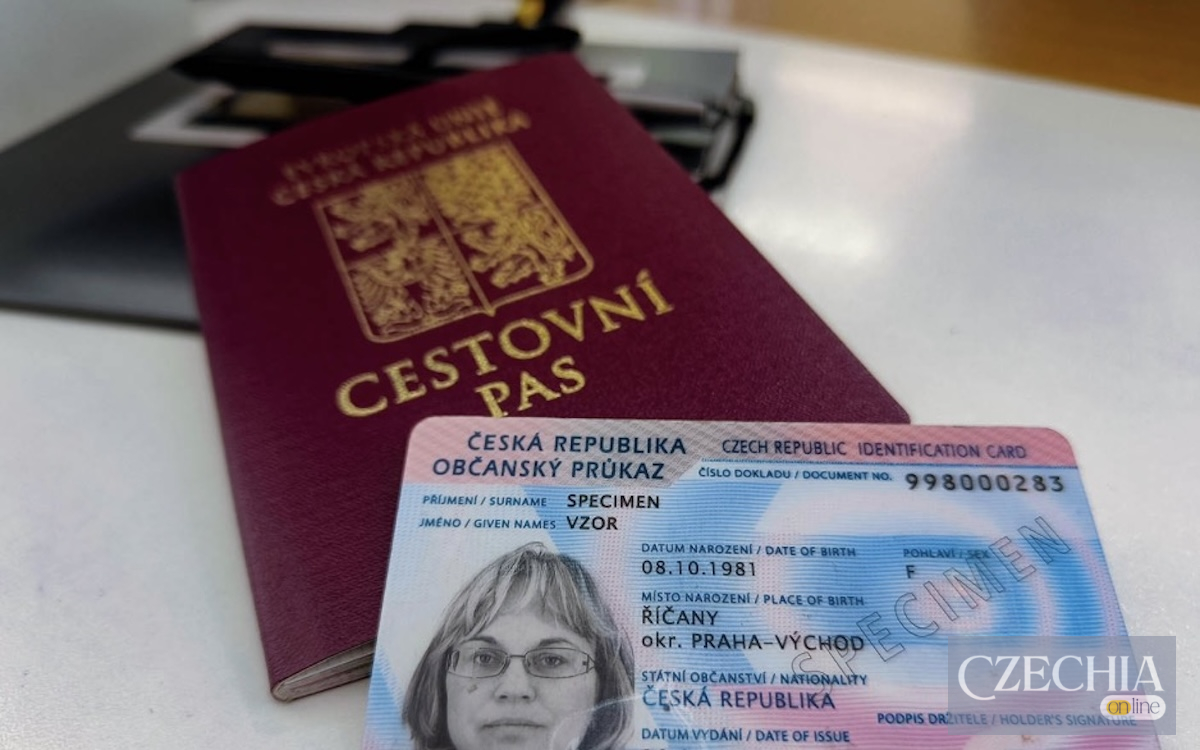 Бордовий чеський закордонний паспорт та пластикова ID-картка з позначкою SPECIMEN лежать на білому столі. Матеріал про зміну правил видачі документів.