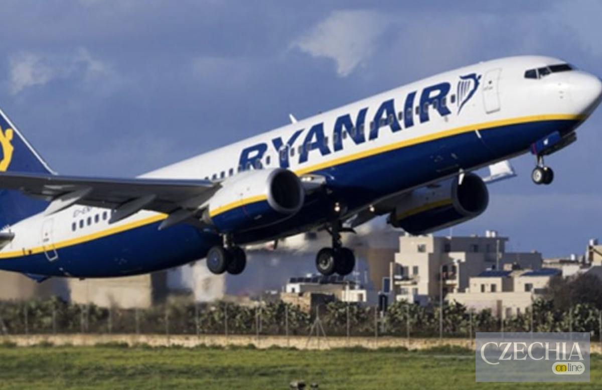 Літак компанії Ryanair Пасажирський літак авіакомпанії Ryanair злітає з європейського аеропорту на тлі міської забудови. Матеріал про глобальне скасування рейсів лоукостера у 2026 році.