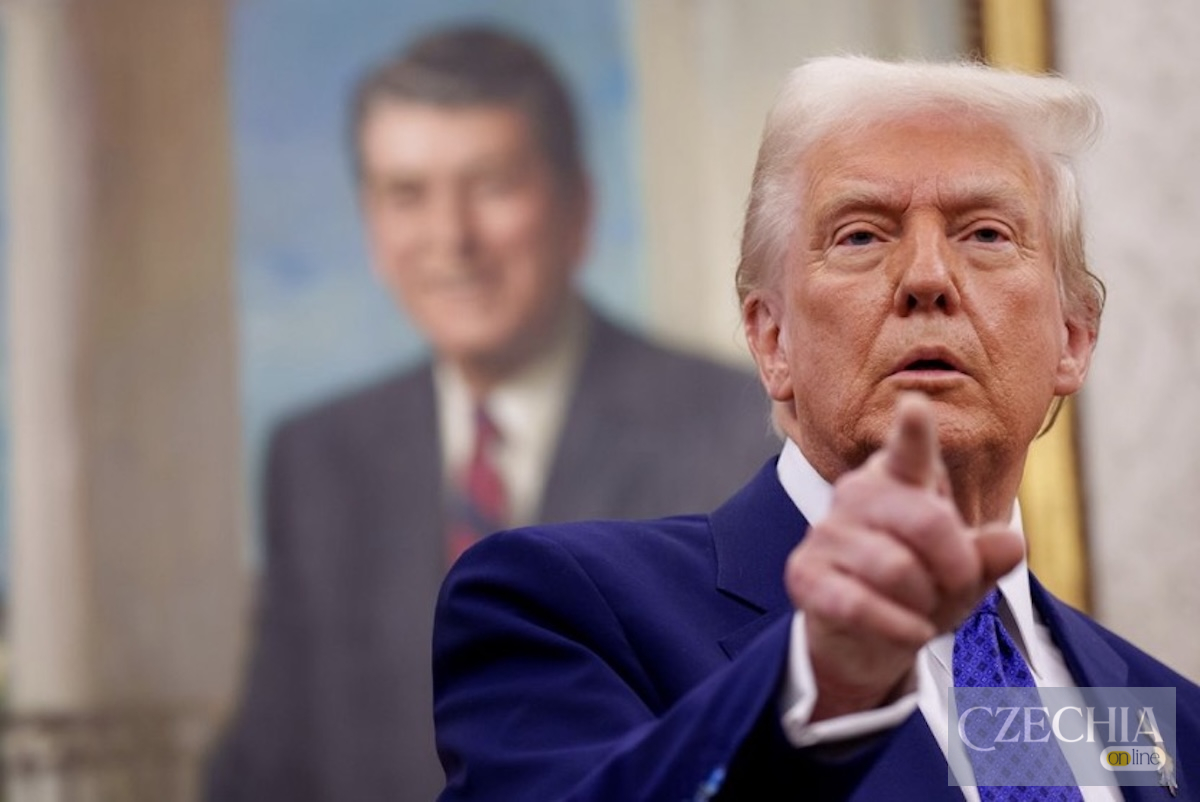 Президент США Дональд Трамп вказує пальцем у камеру на тлі розмитого портрета Рональда Рейгана. Матеріал про падіння довіри європейців до Америки.