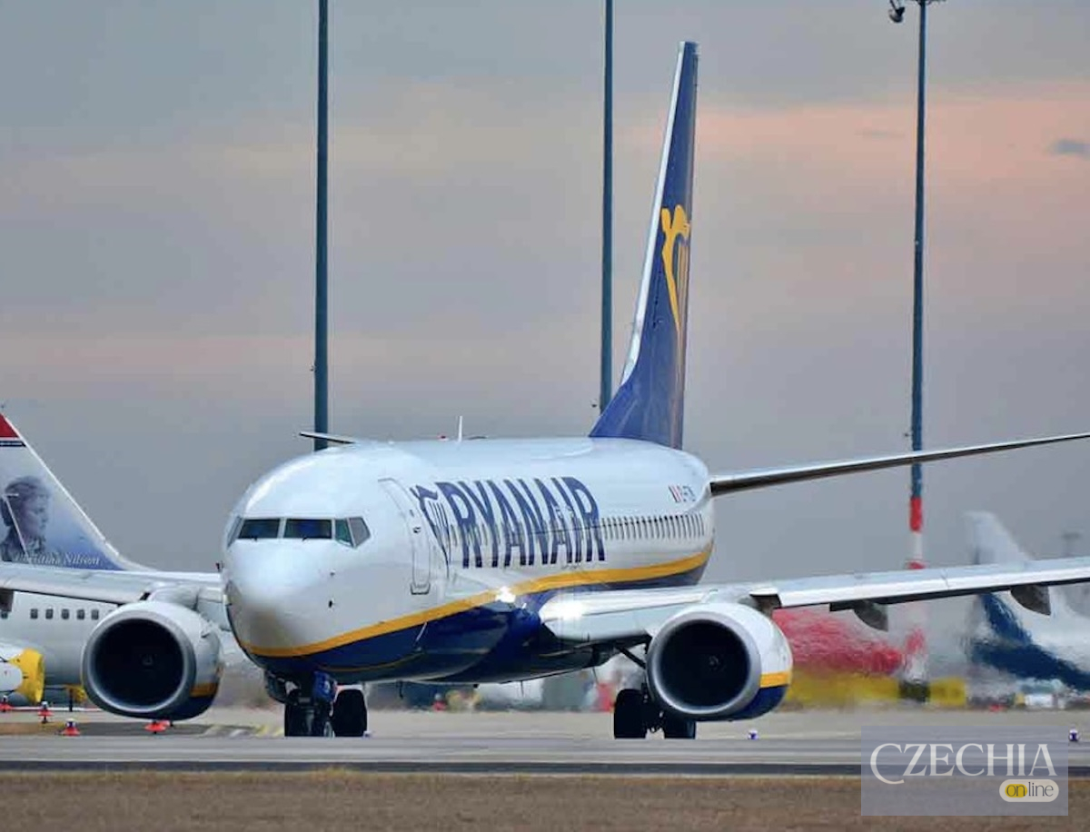 Загроза для літніх рейсів Пасажирський літак авіакомпанії Ryanair на злітно-посадковій смузі аеропорту. Матеріал про можливе скасування літніх рейсів через дефіцит авіапального в Європі.