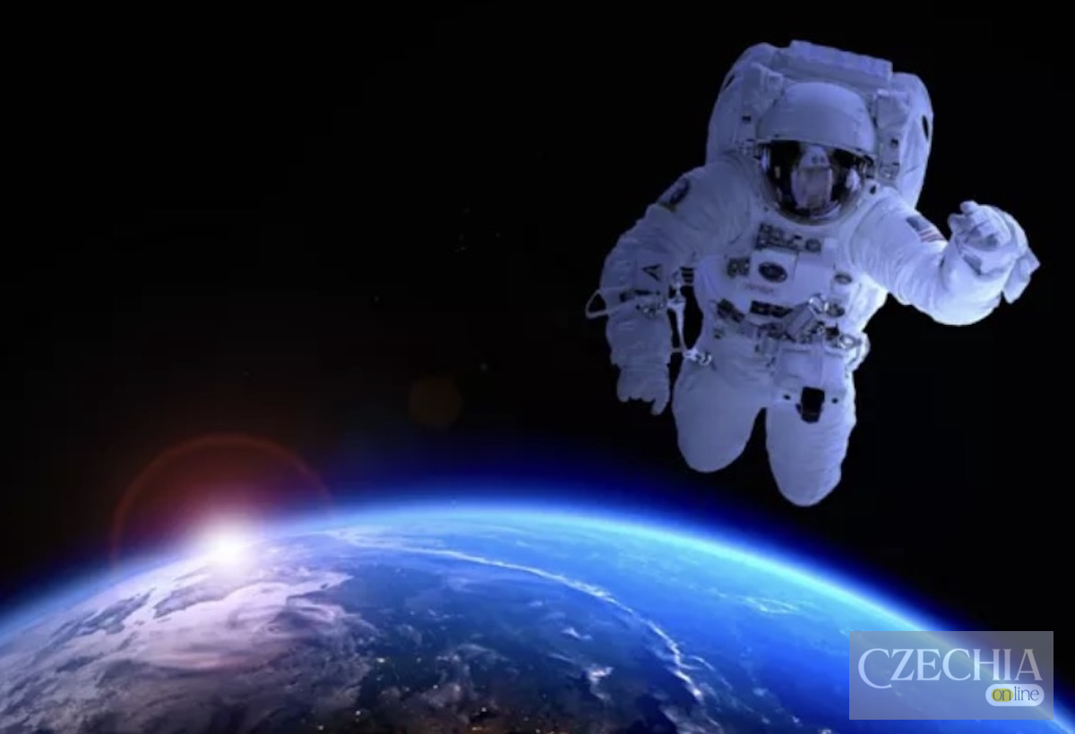 Астронавт у білому скафандрі NASA ширяє в космосі над освітленою сонцем планетою Земля. Матеріал про повернення місії Artemis 2 та посадку в океан.