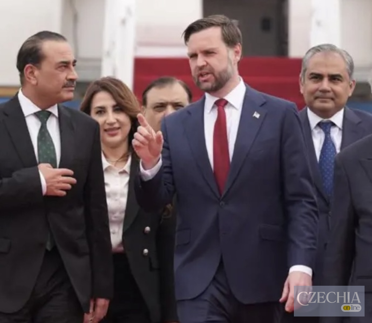 Віцепрезидент США Джей Ді Венс у діловому костюмі крокує в оточенні офіційних осіб. Матеріал про дипломатичні переговори США та Ірану.