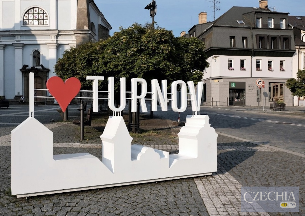 Інсталяція з червоним серцем і написом TURNOV на площі міста. Матеріал про рейтинг найкращих міст Чехії.
