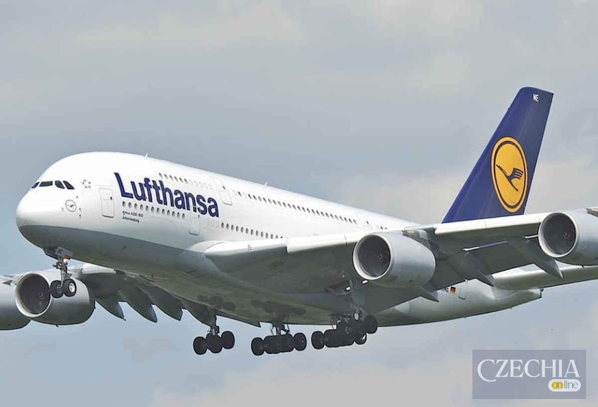 Великий пасажирський літак Airbus A380 авіакомпанії Lufthansa летить у небі. Ілюстративне фото до матеріалу про страйк пілотів.