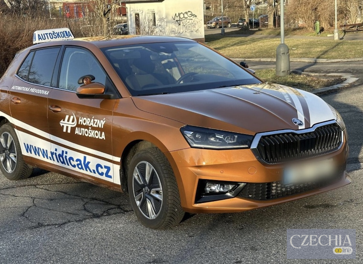 Бронзовий автомобіль Škoda з написом 