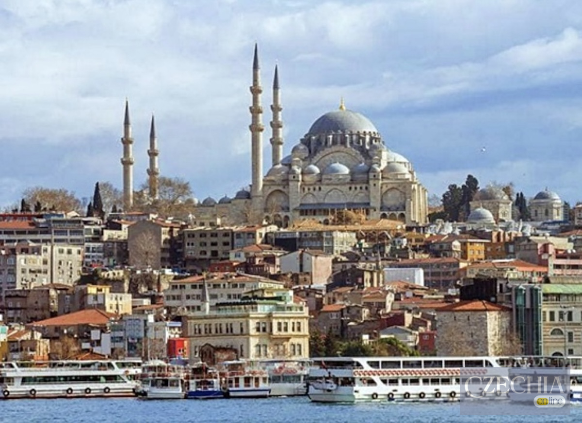 Вид на Стамбул з води: туристичні катери, міська забудова та велика мечеть з мінаретами. Ілюстративне фото Туреччини.