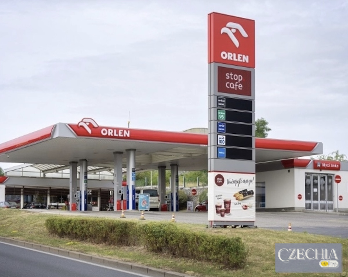 Автозаправна станція Orlen у Чехії Автозаправна станція Orlen з порожнім ціновим табло. Ілюстрація до новин про вартість пального.