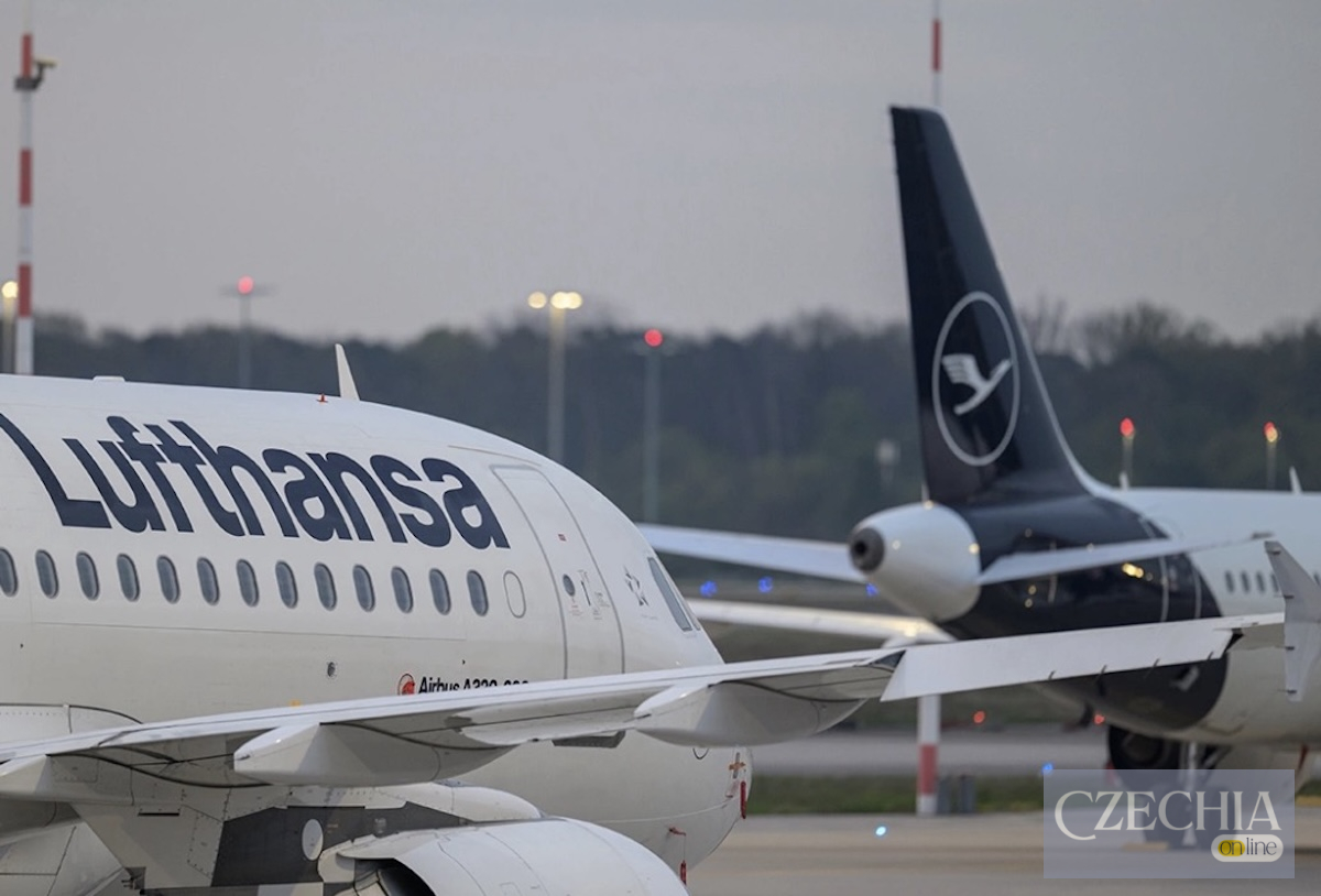 Літаки авіакомпанії Lufthansa Два літаки авіакомпанії Lufthansa стоять на злітній смузі аеропорту.