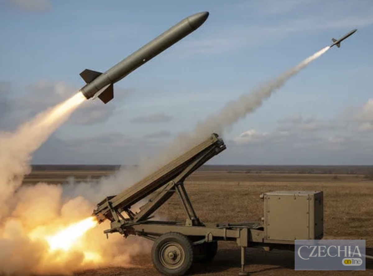 Запуск військової ракети з наземної мобільної установки в польових умовах.