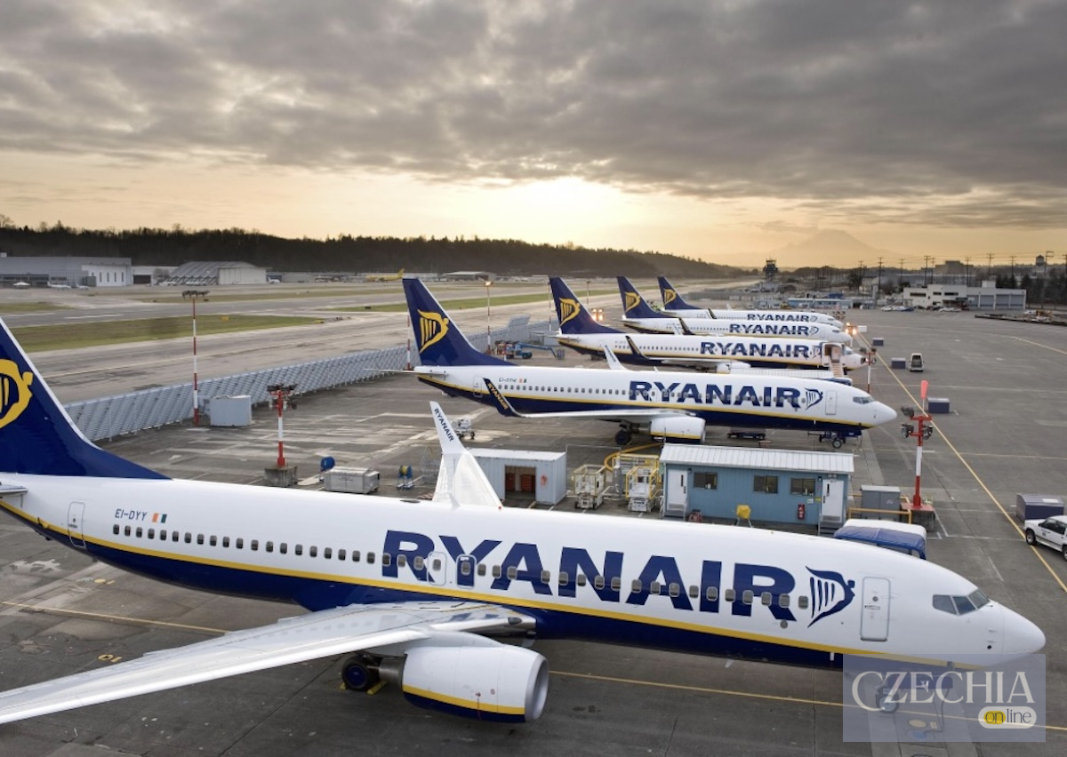 Пасажирські літаки лоукостера Ryanair припарковані на пероні аеропорту.