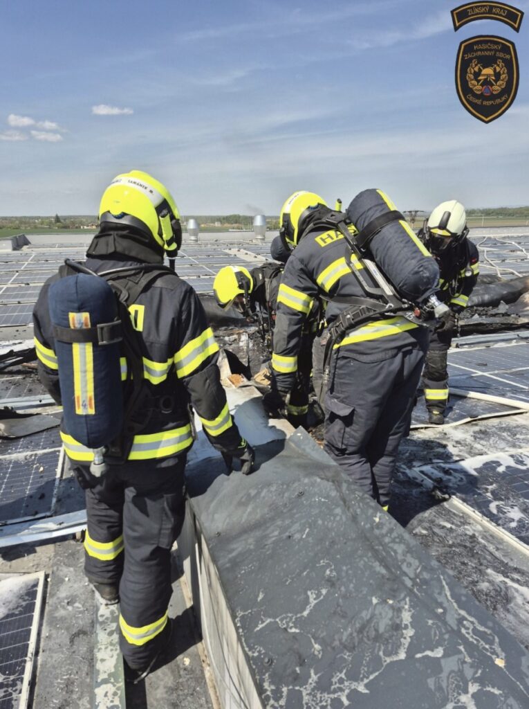 Пожежа на підприємстві прем'єра Бабіша: у Чехії горів гігантський інкубатор Agrofert - фото №