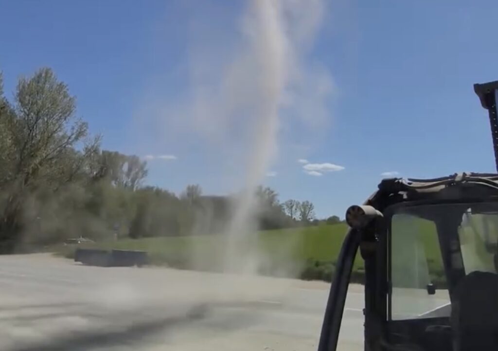 У Чехії зафільмували вихор, схожий на торнадо. Відео - фото №