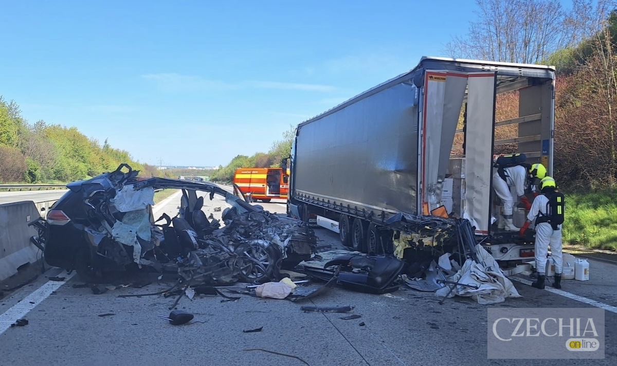 Ліквідація наслідків ДТП Двоє рятувальників у захисних костюмах працюють біля пошкодженого причепа вантажівки на місці аварії.