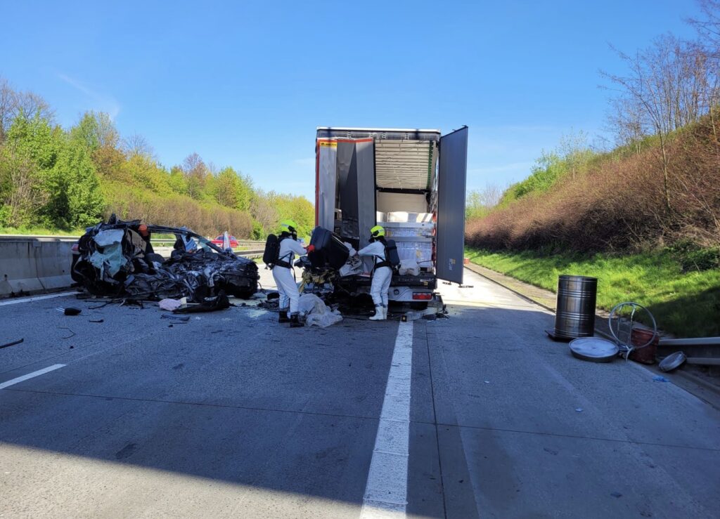 Авто розірвало на шматки: аварія паралізувала рух на головній автомагістралі Чехії D1 - Новини Чехії. Джерело: Українці в Чехії | Чеські новини для українців Авто розірвало на шматки: аварія паралізувала рух на головній автомагістралі Чехії D1 - фото №