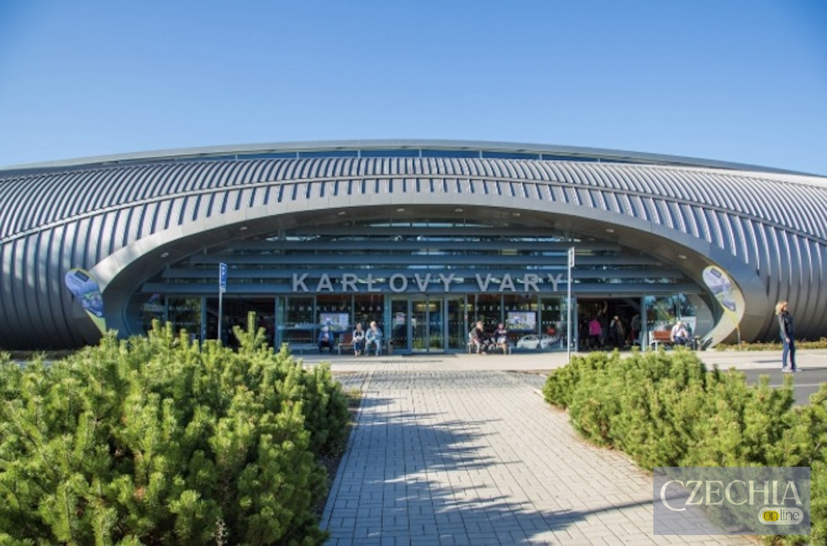 Сучасний термінал Міжнародного аеропорту Карлові Вари у ясний день.