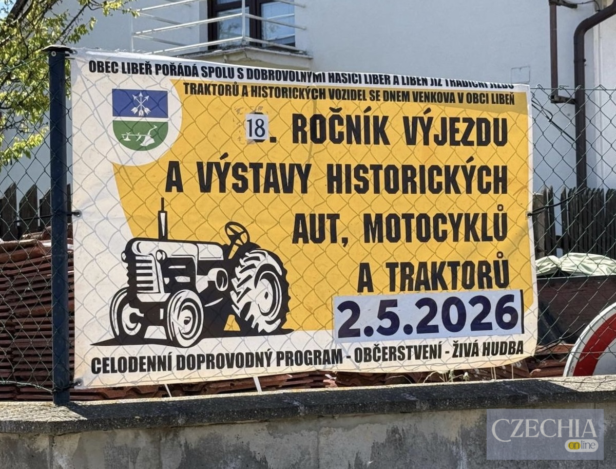 Плакат, що запрошував на Жовтий банер-афіша виставки історичних тракторів і автомобілів, призначеної на 2 травня 2026 року.