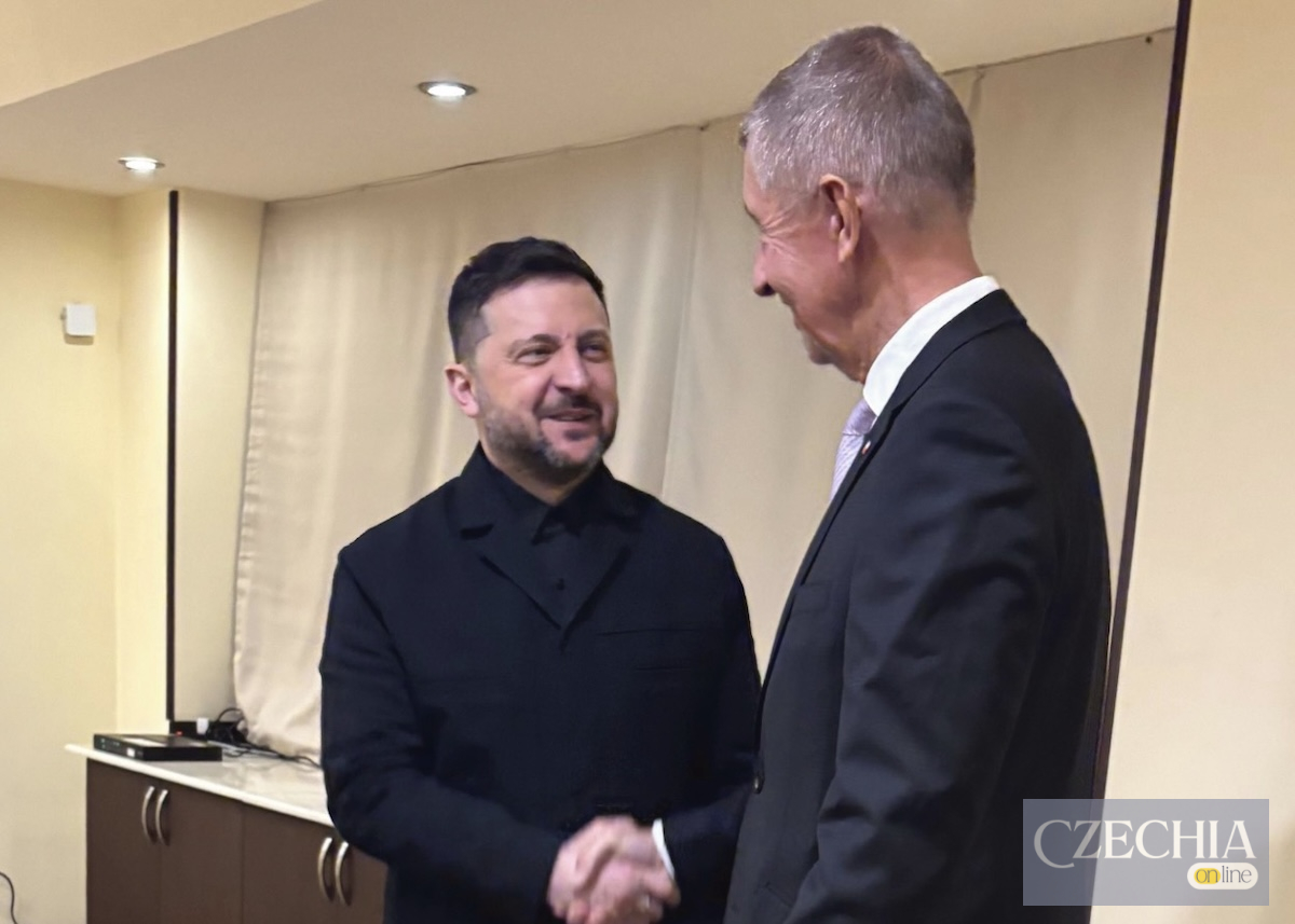 Президент України та прем'єр-міністр Чехії усміхаються та тиснуть один одному руки.
