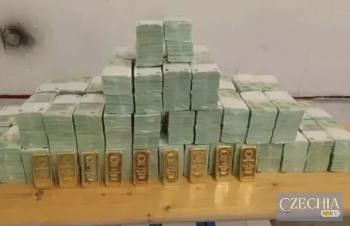 Пачки євро у вакуумній упаковці та золоті злитки на столі.