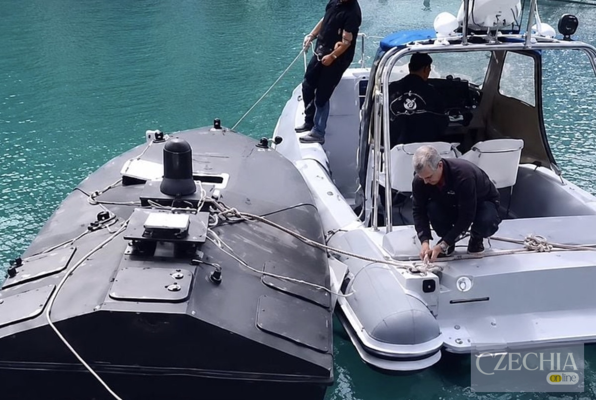 Безпілотник у водах Іонічного моря Чорний морський безпілотник рухається водою поблизу узбережжя Греції.