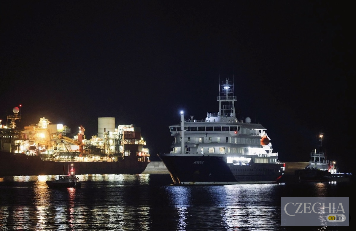 Освітлене круїзне судно MV Hondius пришвартоване вночі в порту на Тенеріфе під час карантинної стоянки.