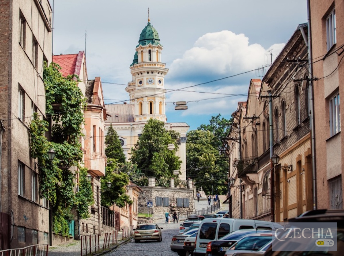 Брукована вулиця в історичному центрі Ужгорода, що веде до кафедрального собору. Матеріал про першу атаку дронів на місто.