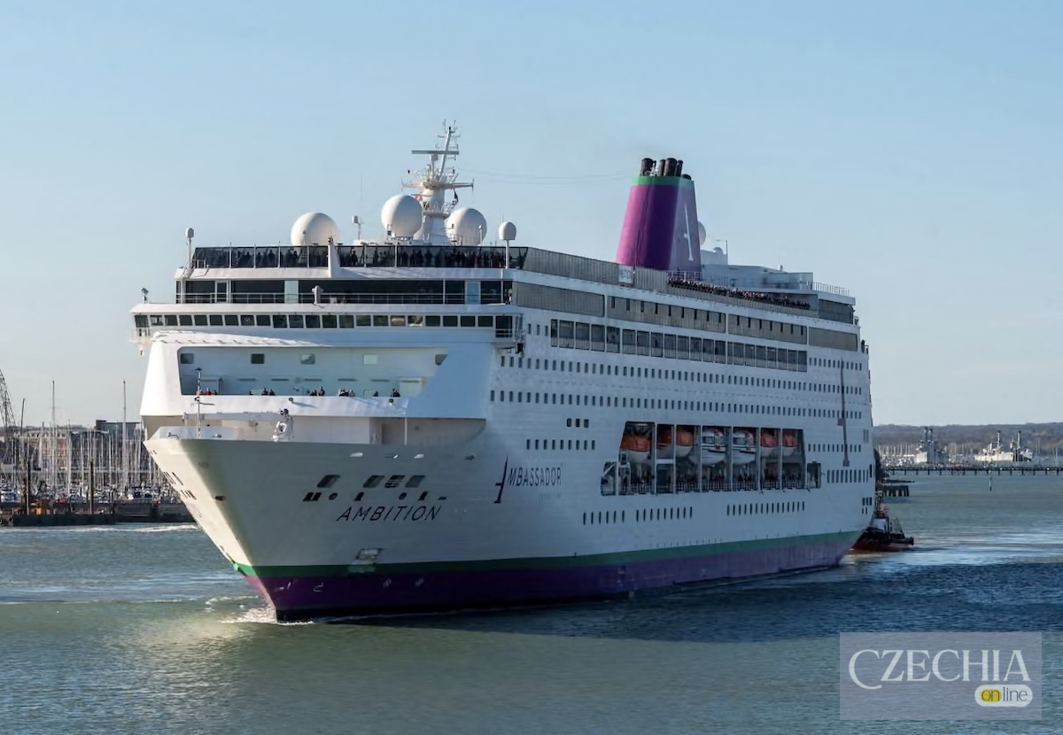 Круїзний лайнер Ambition Білий круїзний лайнер Ambition компанії Ambassador Cruise Line на фоні синього неба. Матеріал про спалах інфекції на борту.