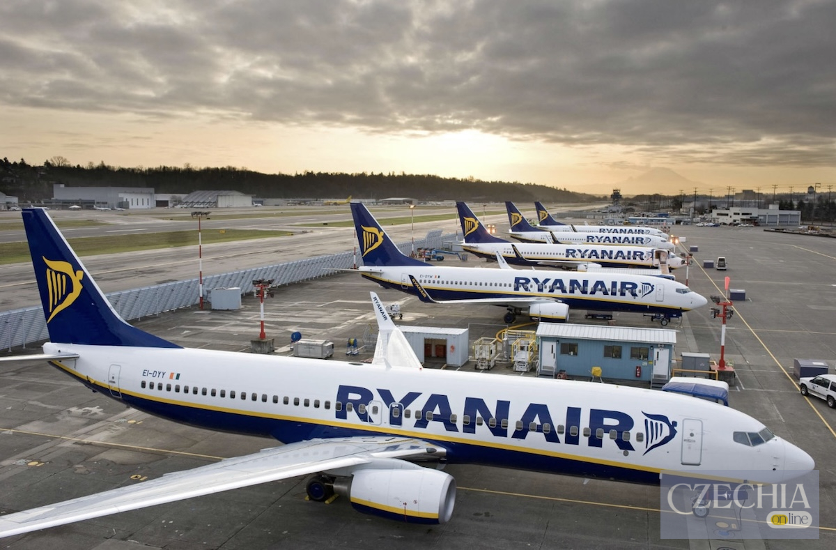 Літаки авіакомпанії Ryanair Припарковані пасажирські літаки Ryanair в аеропорту. Матеріал про скорочення літніх рейсів авіакомпаніями.