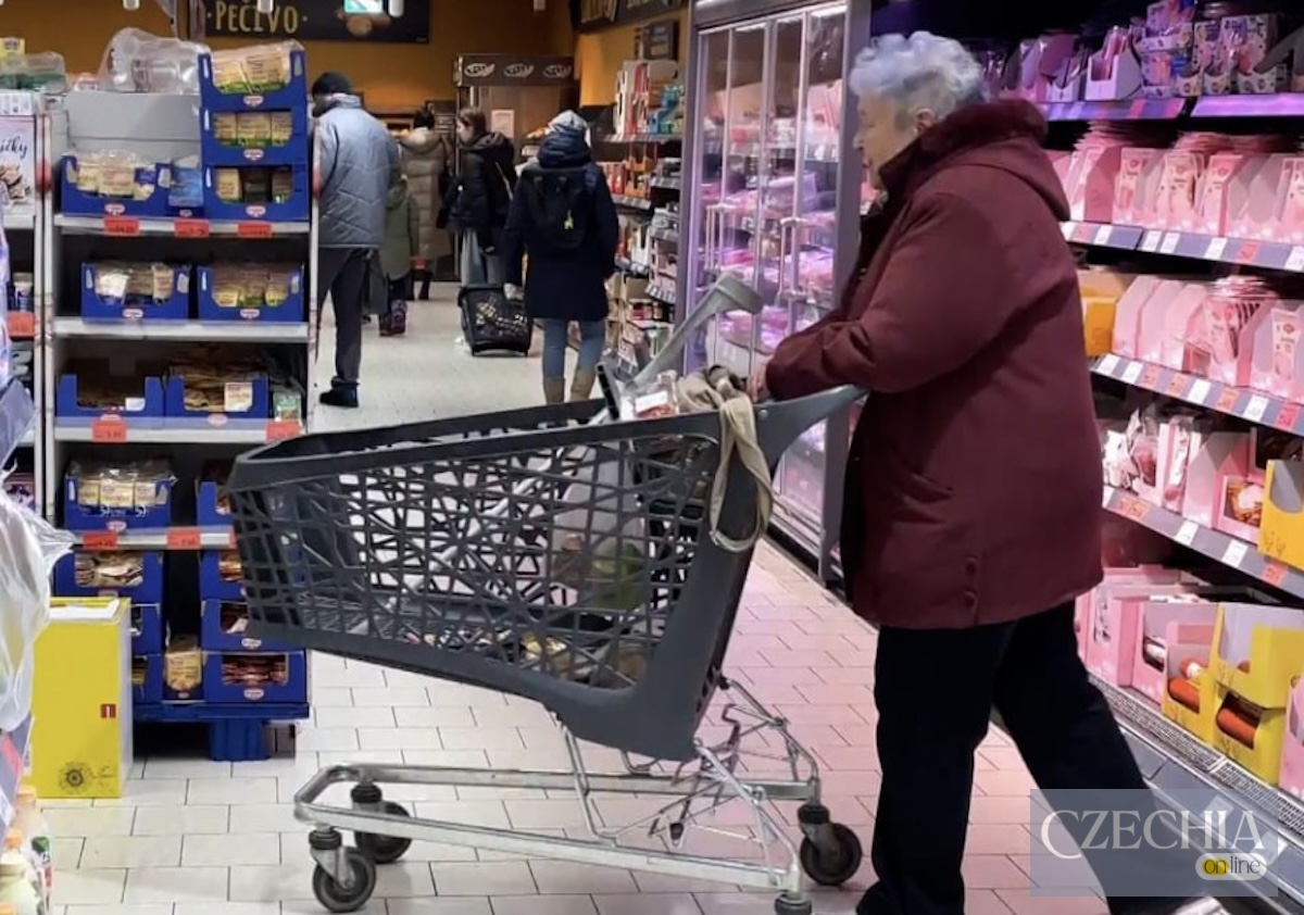 Літня жінка з візком робить покупки в супермаркеті. Матеріал про політику знижок для пенсіонерів у мережі Billa.