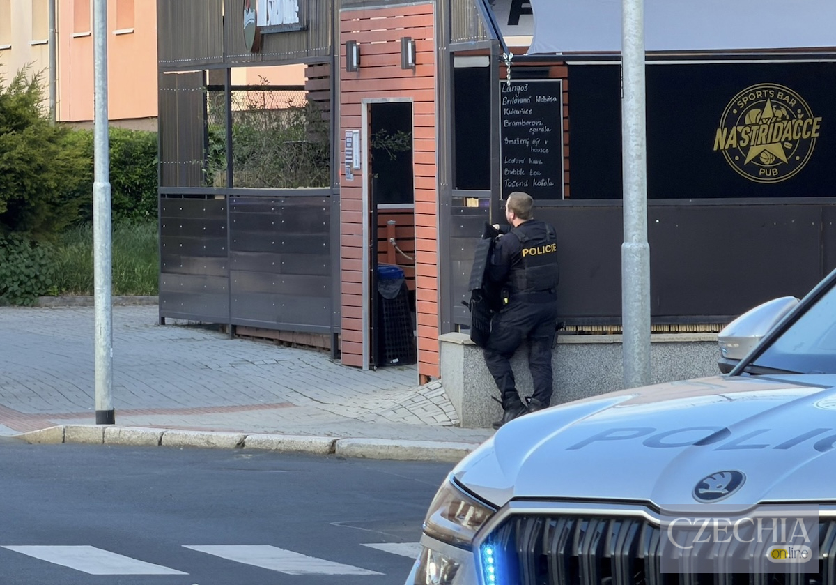 Поліцейський у бронежилеті чергує на вулиці під час спецоперації в Хомутові. Матеріал про затримання озброєного чоловіка.