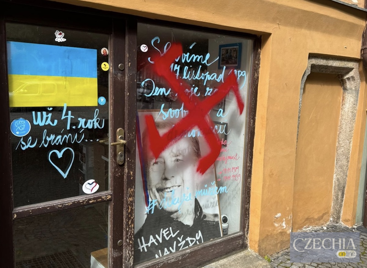 Червона нацистська свастика, намальована вандалами на вітрині з портретом Вацлава Гавела та прапором України у місті Хеб.