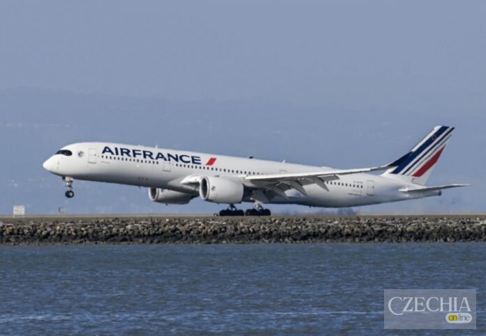 Пасажирський літак Air France під час злету або посадки біля водойми.