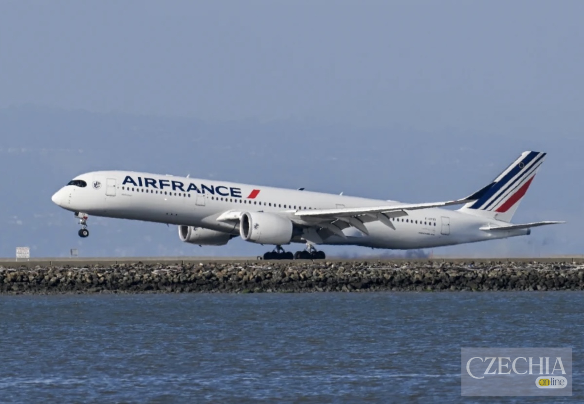 Пасажирський літак Air France під час злету або посадки біля водойми.