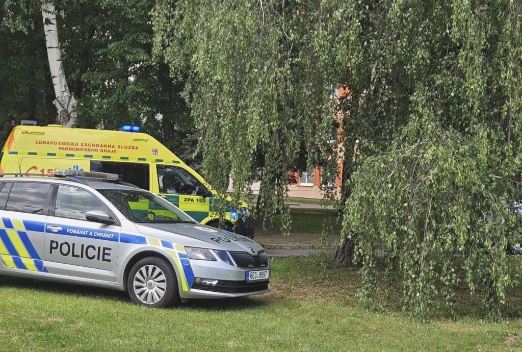 У Пардубіце стався напад біля середньої школи: учнів терміново евакуювали - Новини Чехії, Освіта. Джерело: Українці в Чехії | Чеські новини для українців У Пардубіце стався напад біля середньої школи: учнів терміново евакуювали - фото №