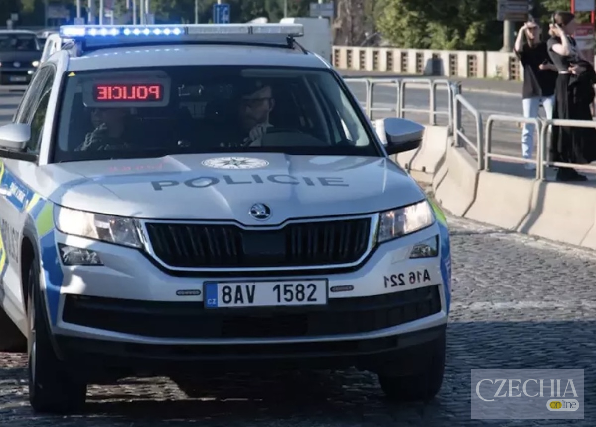 Чеська поліція успішно завершила пошуки зниклої жінки Патрульний автомобіль чеської поліції зі ввімкненими проблисковими маячками