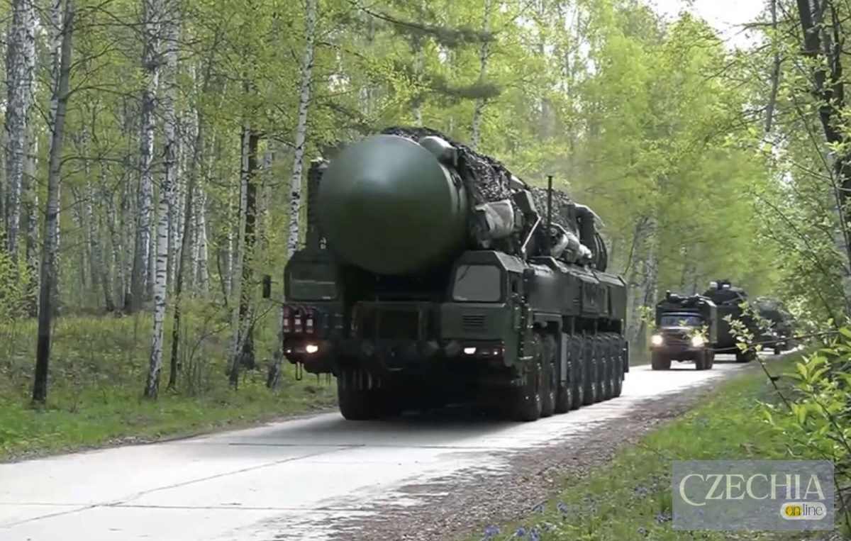Російський мобільний ракетний комплекс рухається лісовою дорогою під час спільних військових навчань. Матеріал про ядерні погрози.