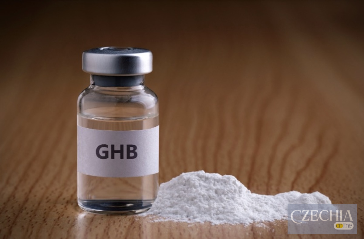 Скляна пляшечка з написом GHB та металевою кришкою стоїть поруч із білим порошком. Матеріал про затримання поліцейського за зберігання наркотиків.