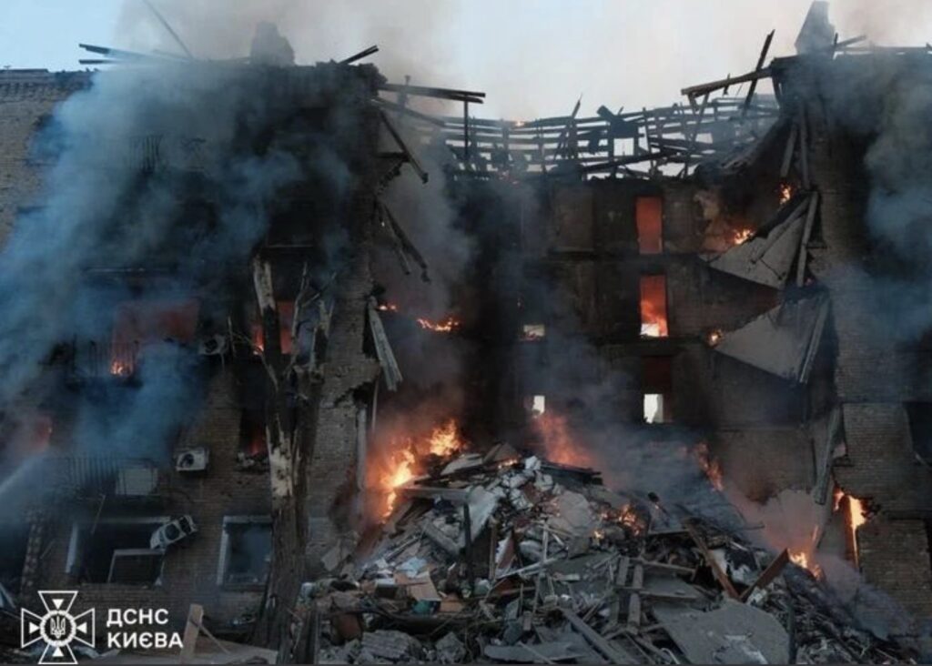 Масований удар по Києву: 4 загиблих, 44 поранених та палаючі багатоповерхівки - фото №